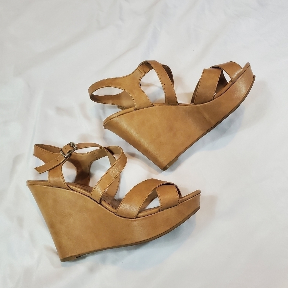 AMERICAN RAG Tan Platform Strappy Arielle Wedge size 10